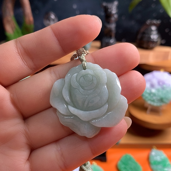 翡翠未镶嵌颈饰花。            