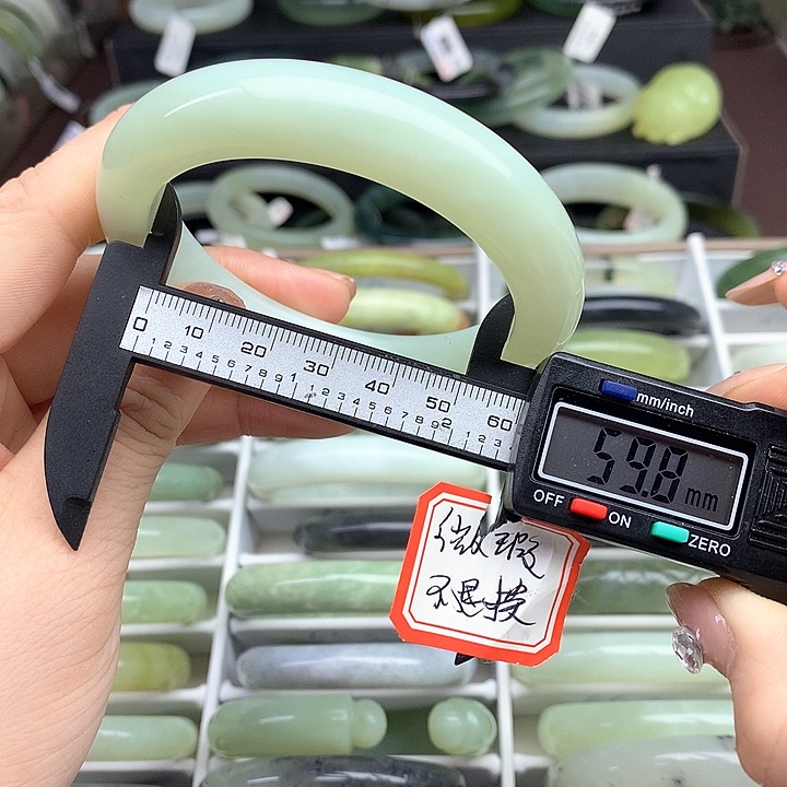 蛇纹石玉手镯未镶嵌679