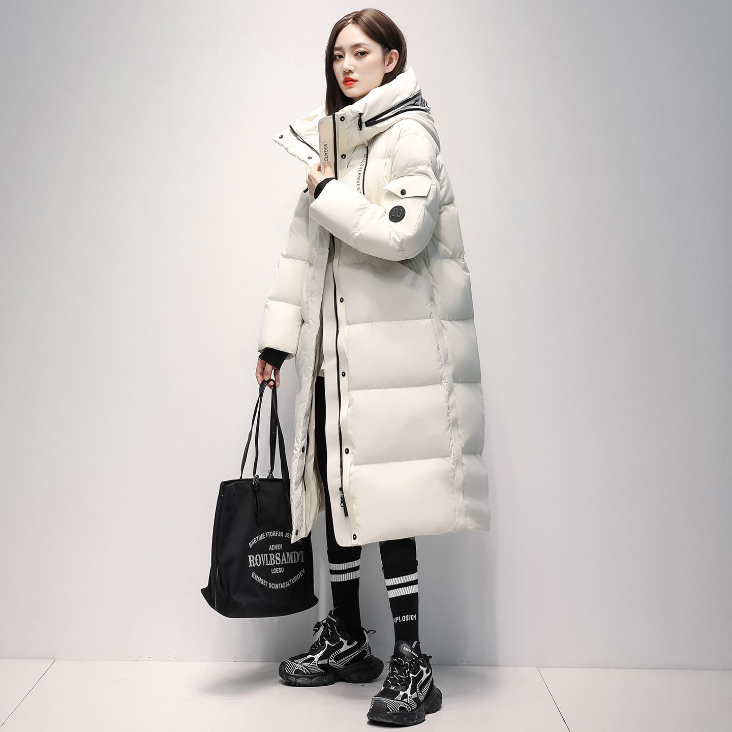 潮牌连帽过膝长款羽绒服女2025冬季新款高充绒量时尚防风保暖外套