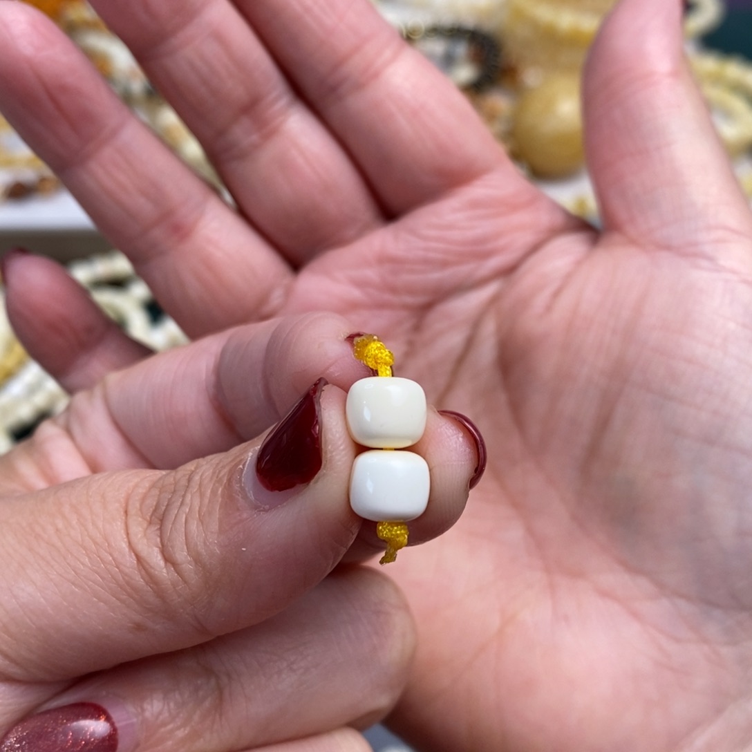 琥珀裸石未镶嵌漆瓷白老型对珠7.7