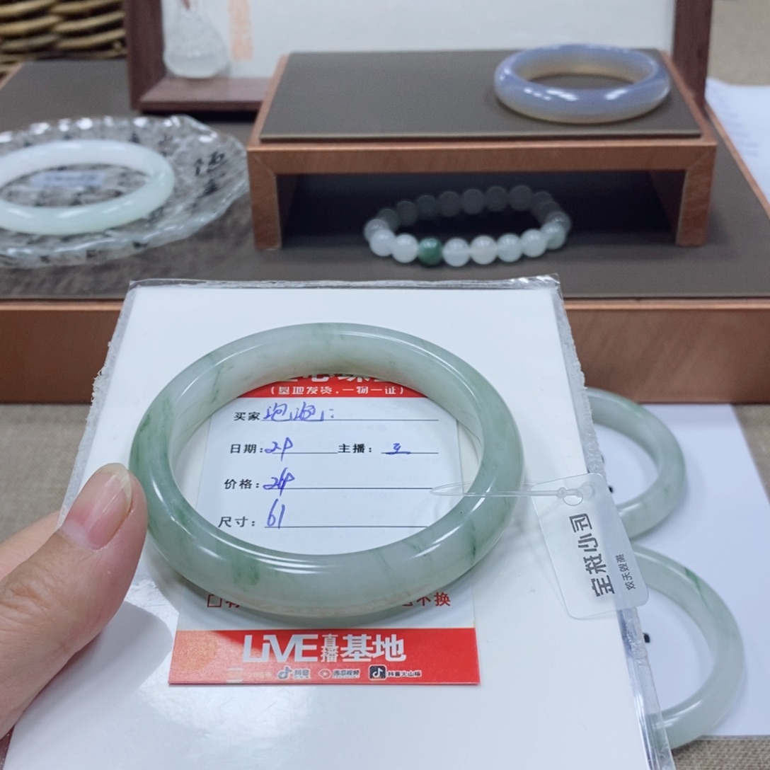 石英质玉手镯未镶嵌泡**?