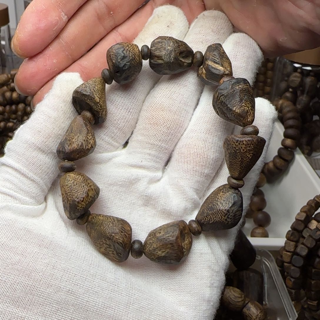 沉香手串0***0绿奇楠树丁包头15.4克