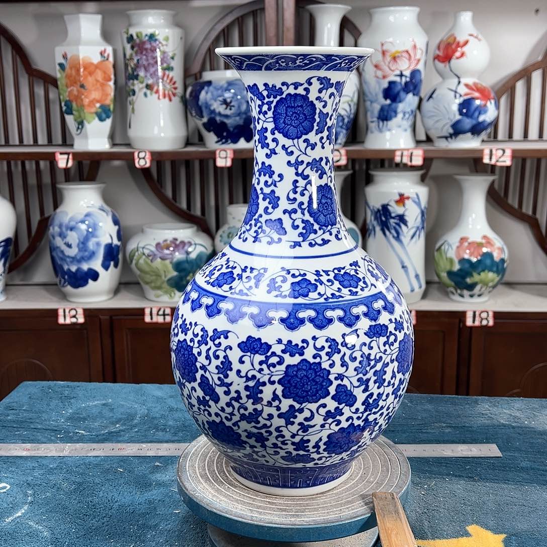 摆件景德镇陶瓷缠枝