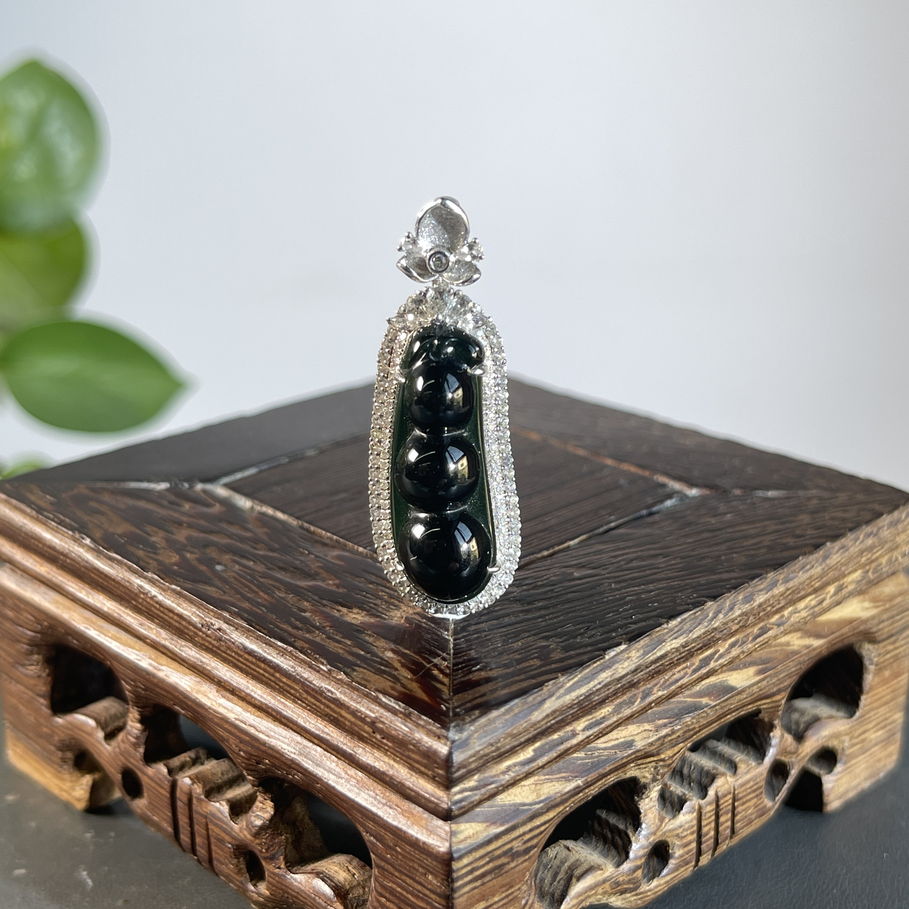 JGB02-236  黑色天然翡翠A货  黑-18k金钻镶嵌福豆