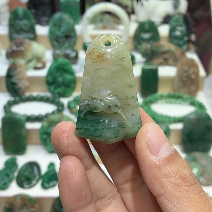 独山玉未镶嵌颈饰一路长虹