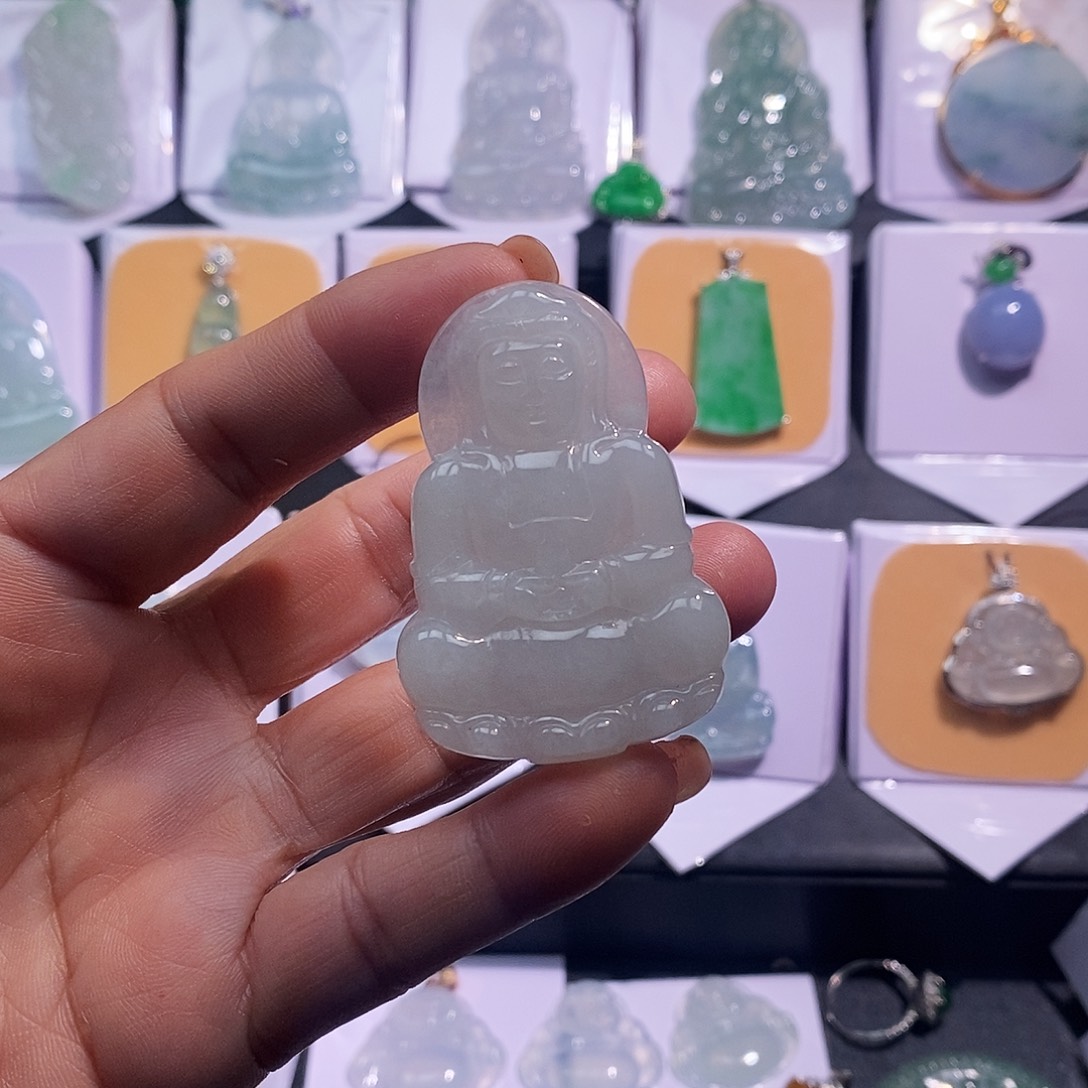 翡翠未镶嵌颈饰观音