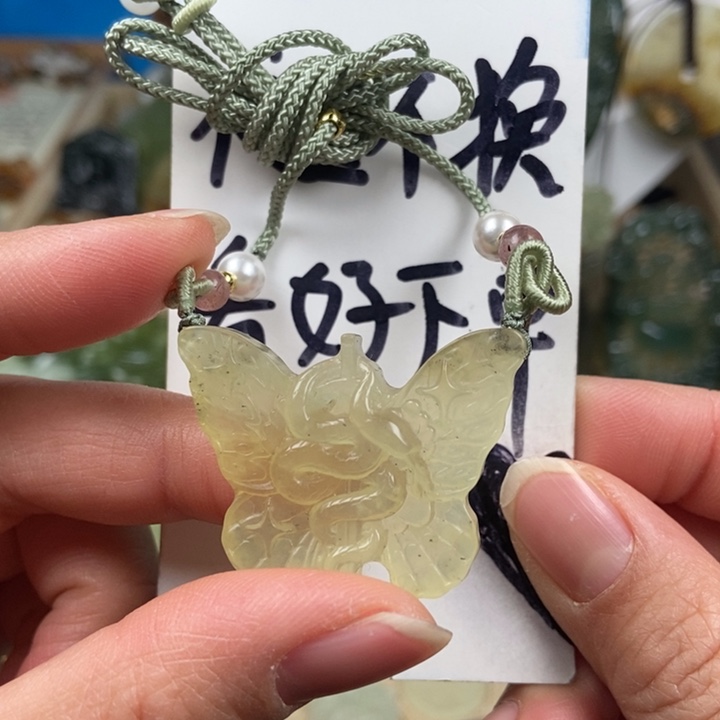 蛇纹石玉颈饰未镶嵌