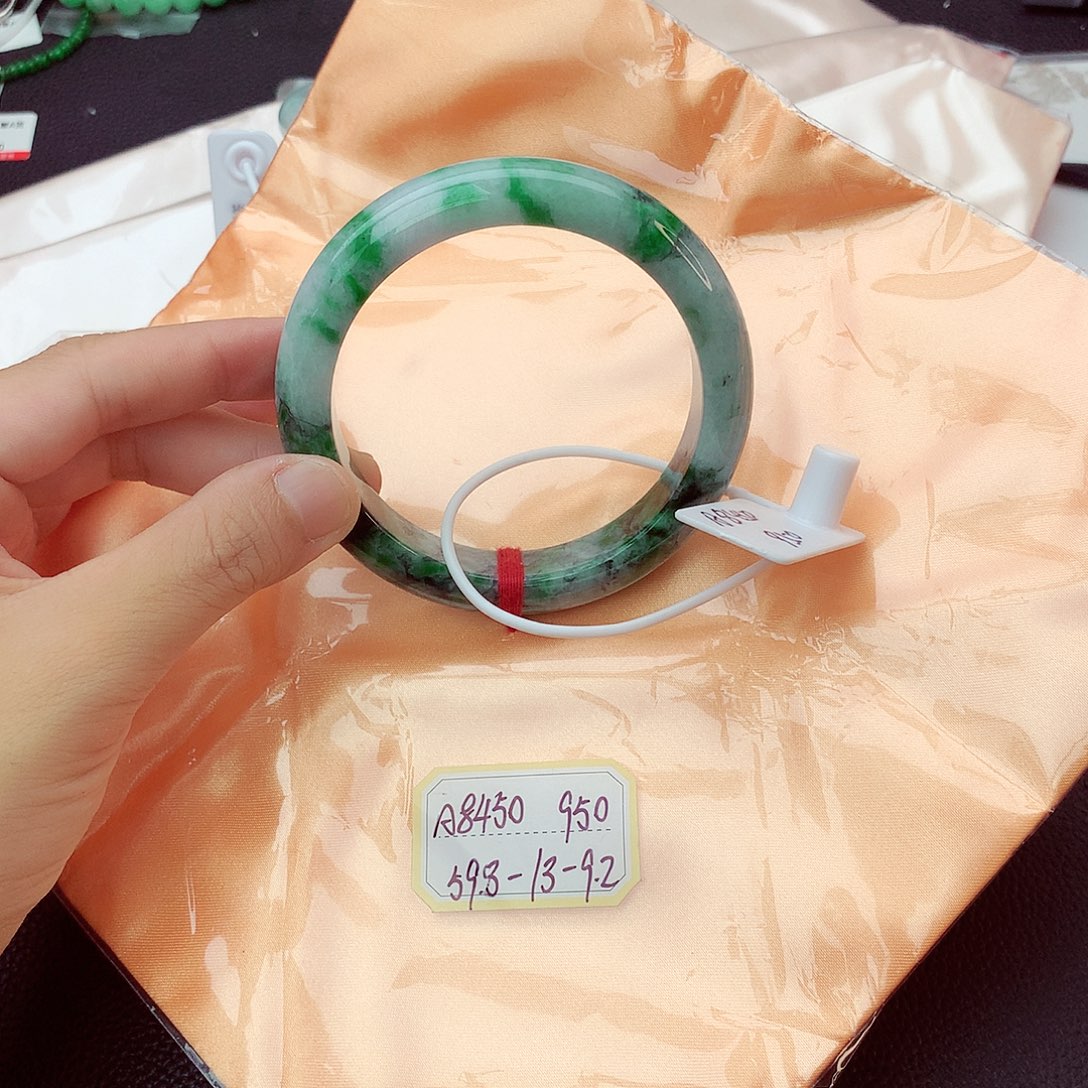 翡翠手镯未镶嵌翡翠