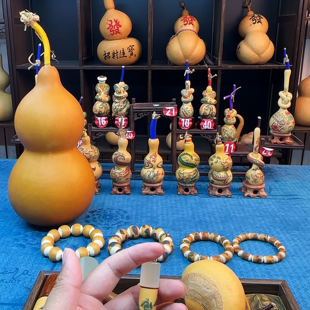 鹏**里的分毫不差唱歌喝酒吧