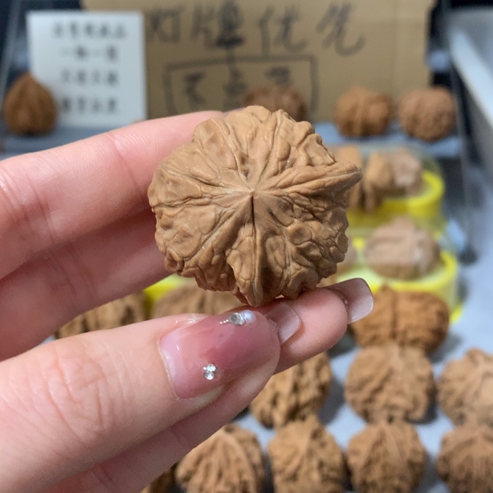 平***哥吊坠文玩核桃异形单只，有瑕疵