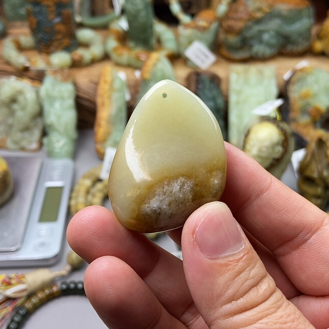 岫岩老玉（透闪石质玉）挂坠未镶嵌