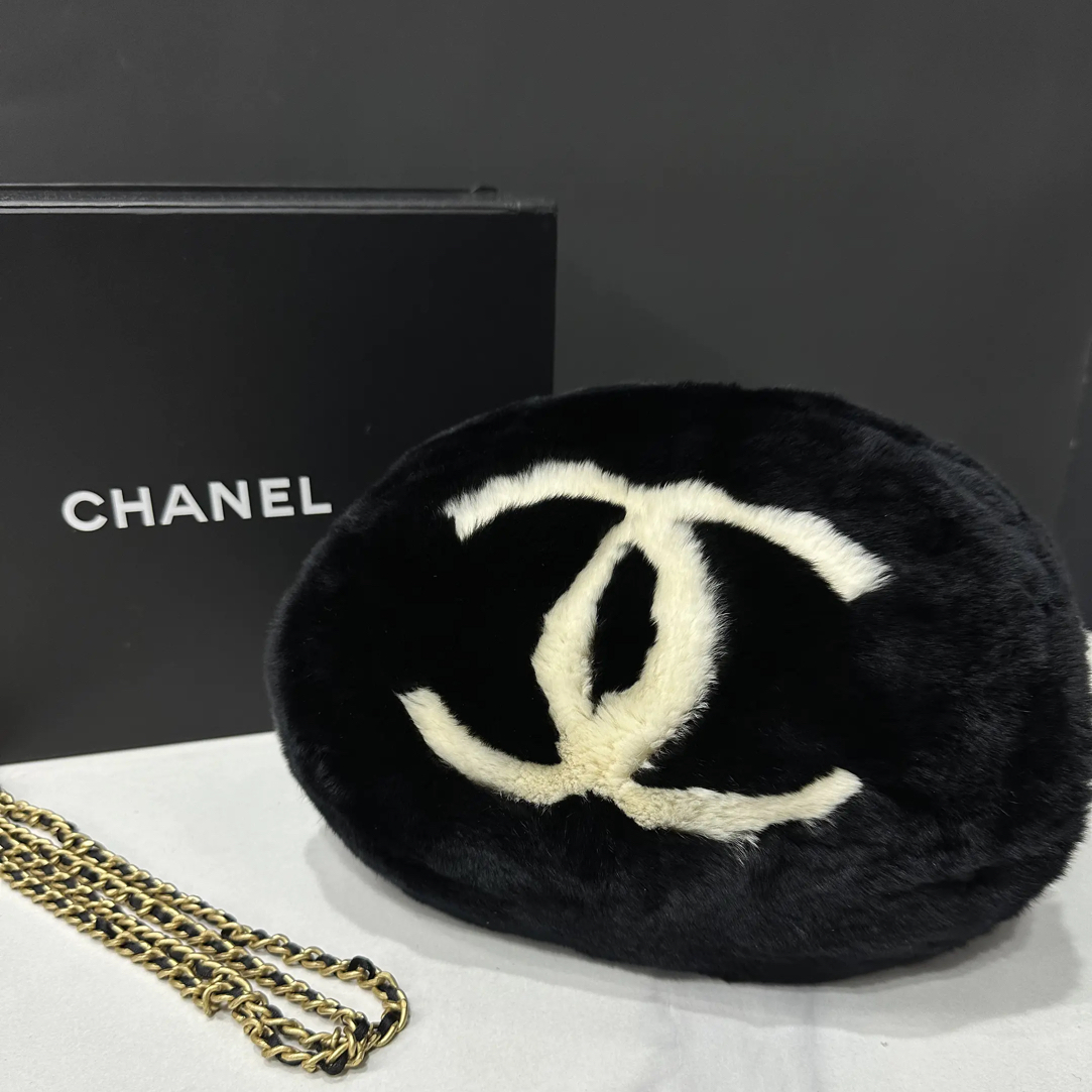 95新 Chanel/香奈儿 秀款logo兔毛暖手包25cm/JJ3121202