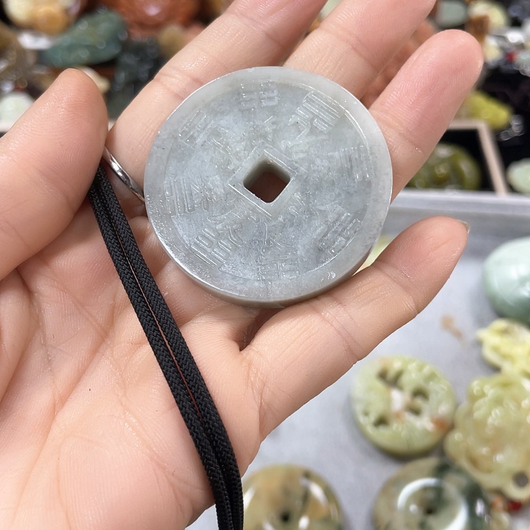 蛇纹石玉颈饰合金