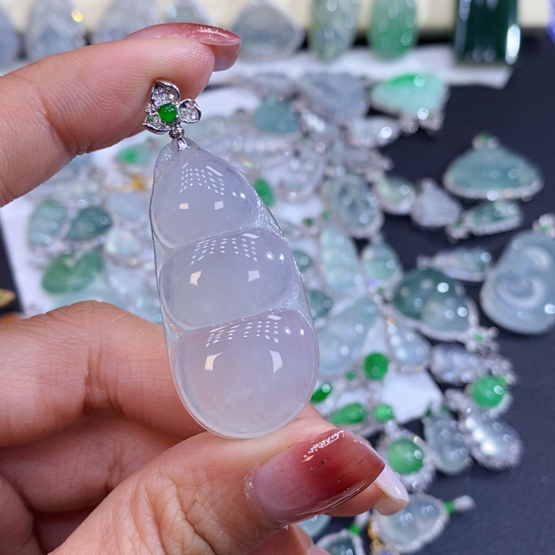 翡翠18K金镶嵌颈饰