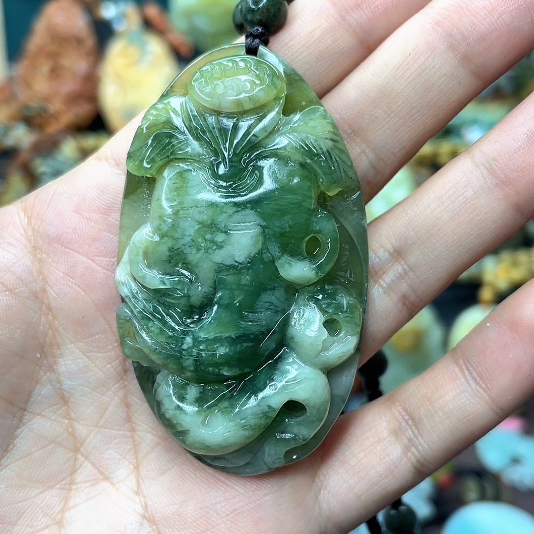 蛇纹石玉颈饰未镶嵌