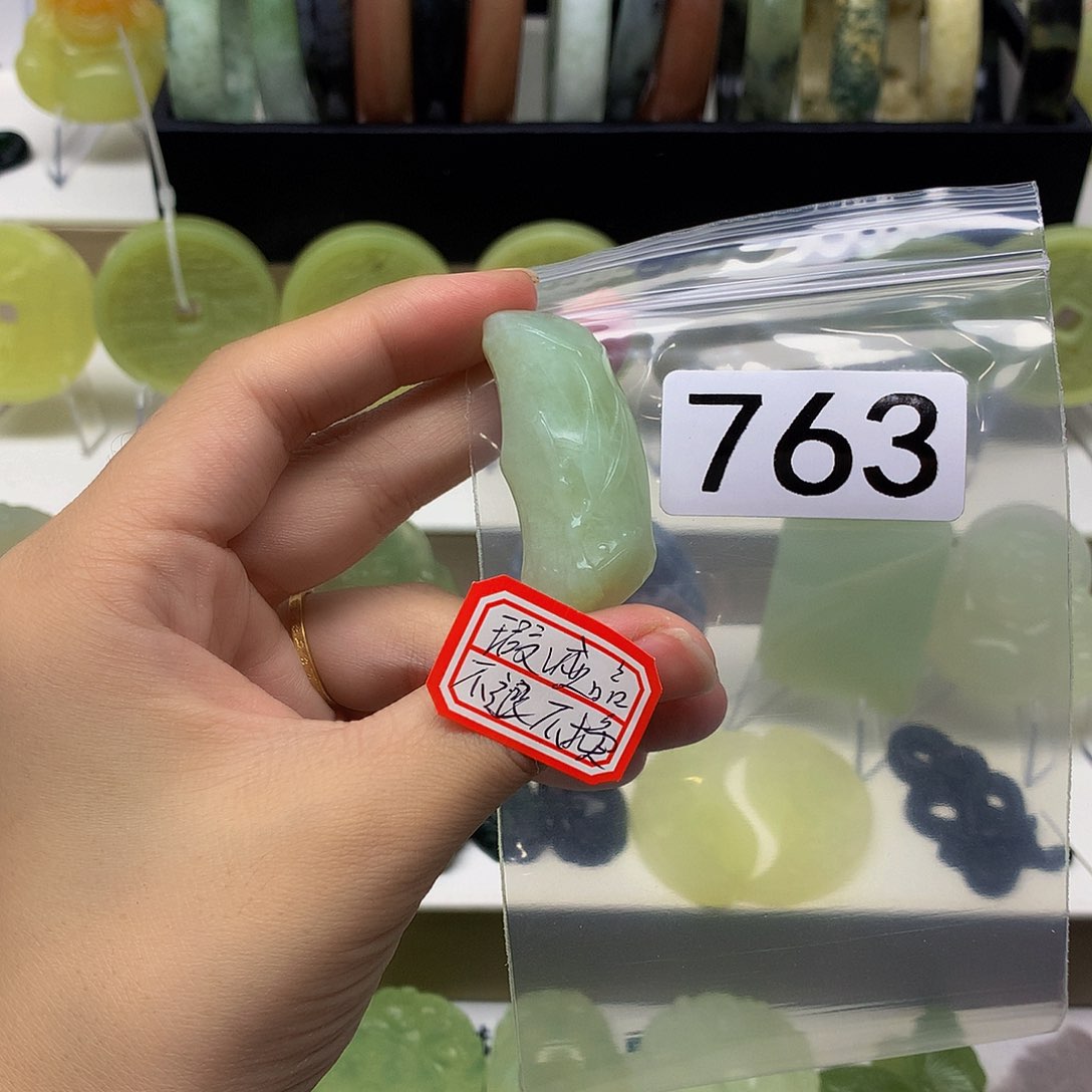 蛇纹石玉颈饰未镶嵌