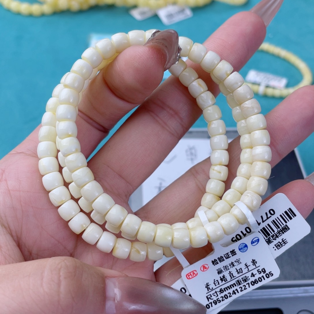 蜜蜡裸石未镶嵌多样性发其中一个