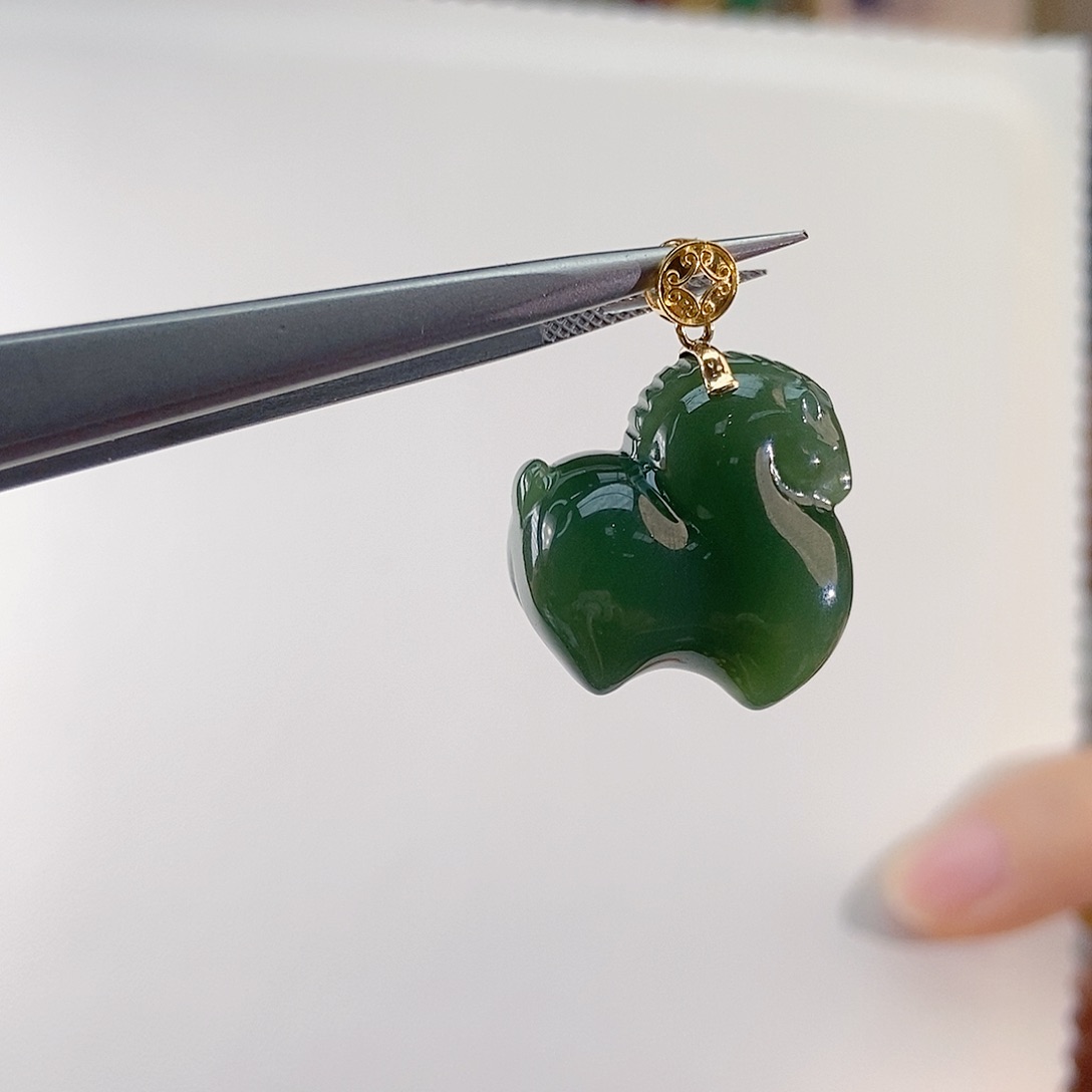 颈饰18K金镶嵌和田玉（碧玉）