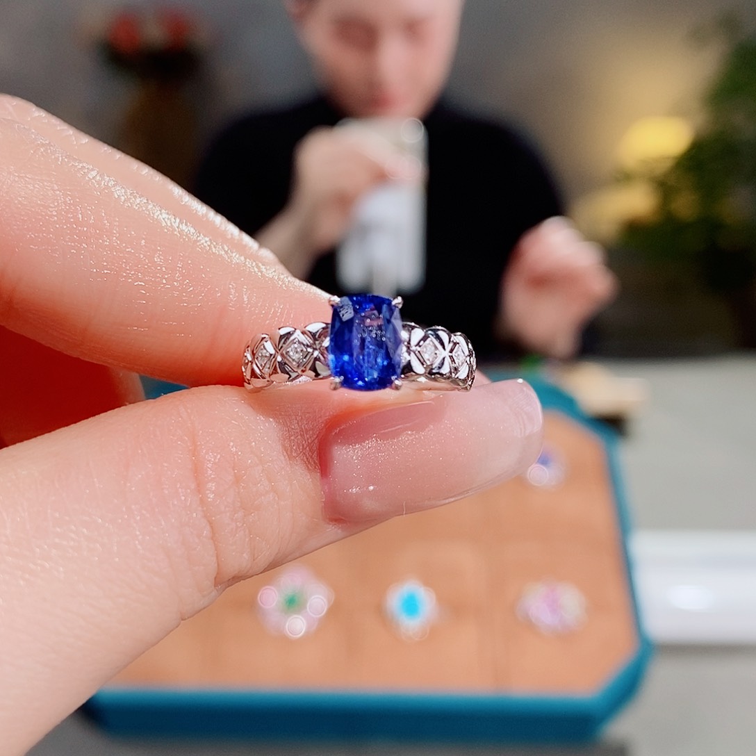 蓝宝石戒指18K金镶嵌1.39ct