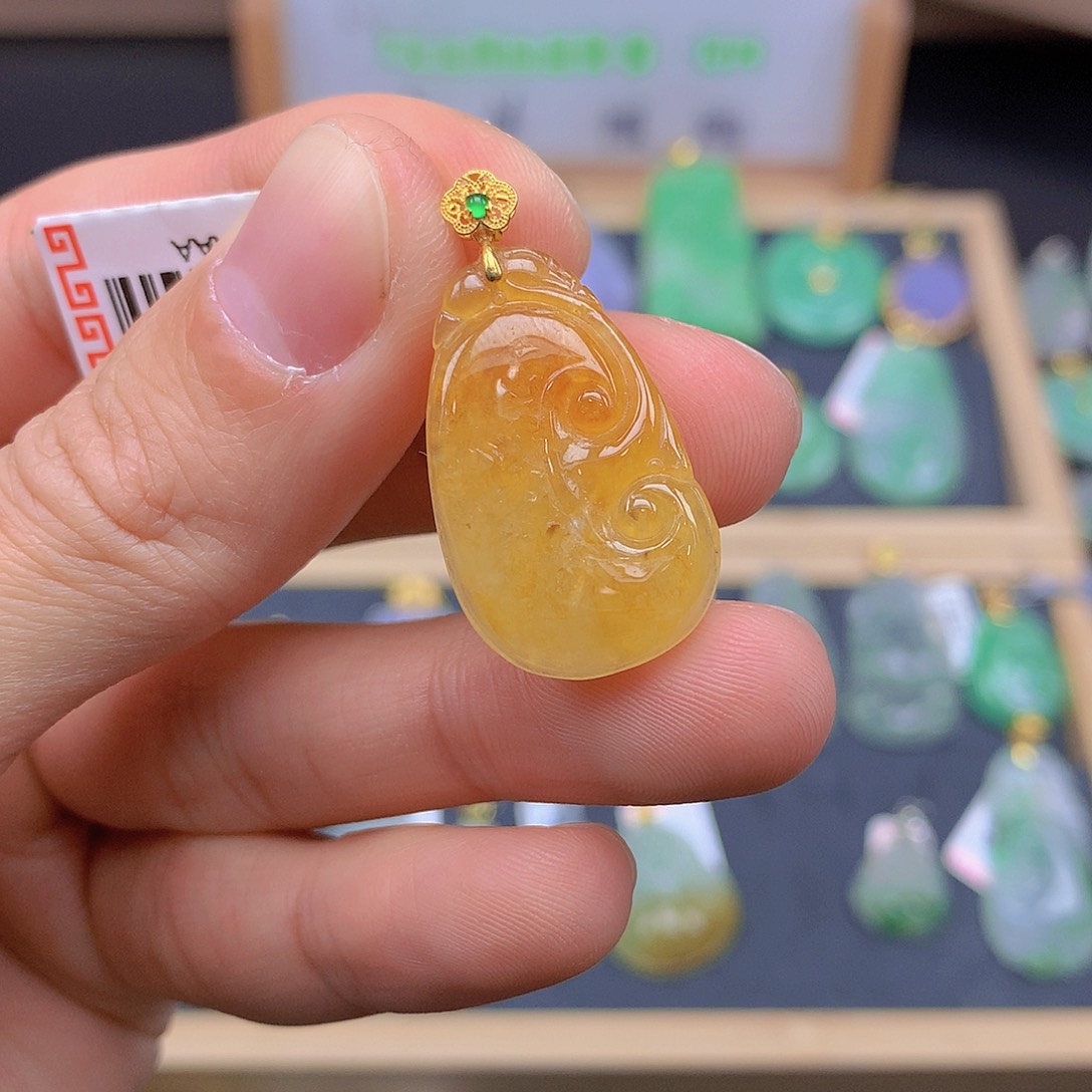 翡翠颈饰18K金镶嵌翡翠