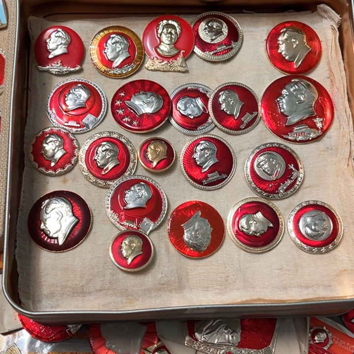 p***d其他普通金属普通纪念章21个