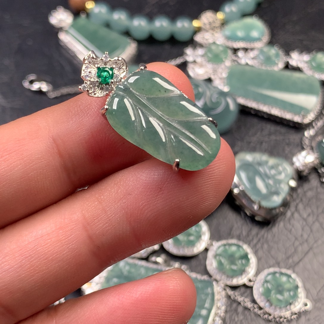 翡翠未镶嵌颈饰小叶子