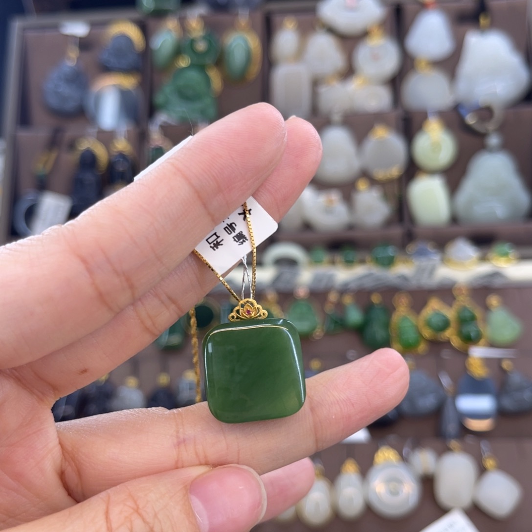 和田玉吊坠18K金镶嵌