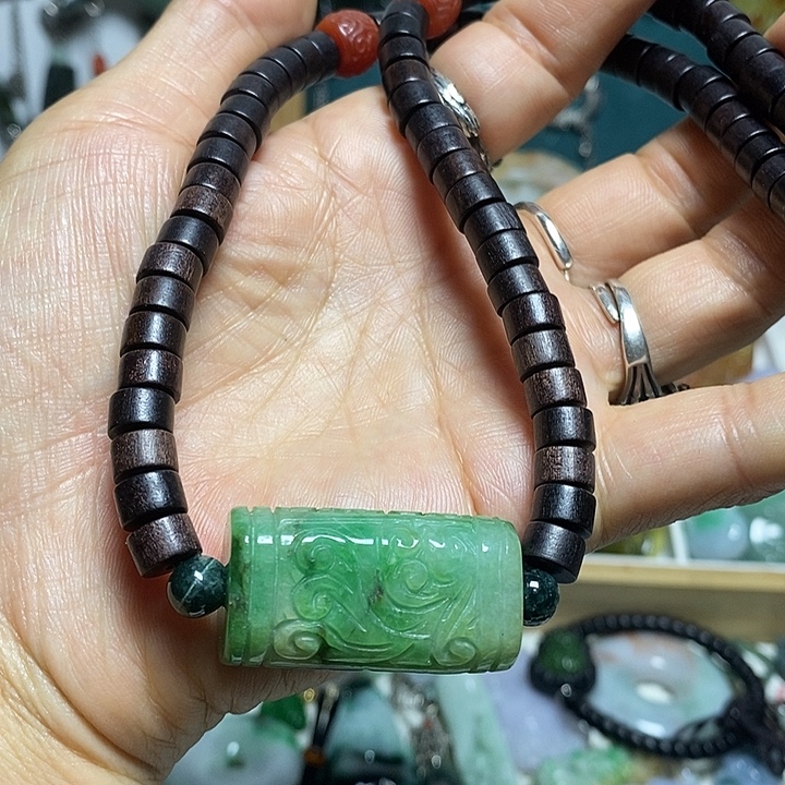 翡翠未镶嵌吊坠(赠链)