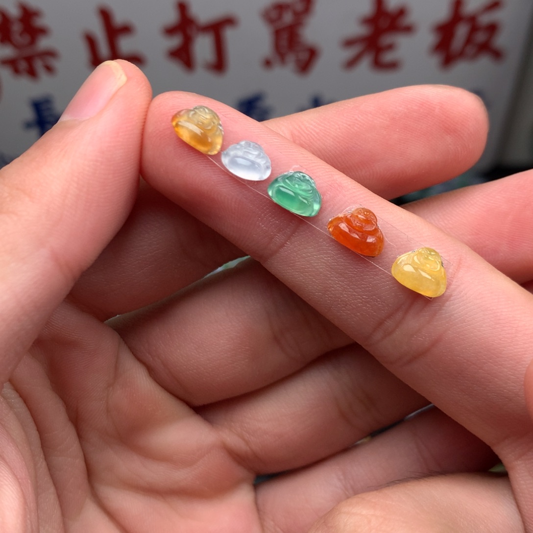 翡翠未镶嵌颈饰你是