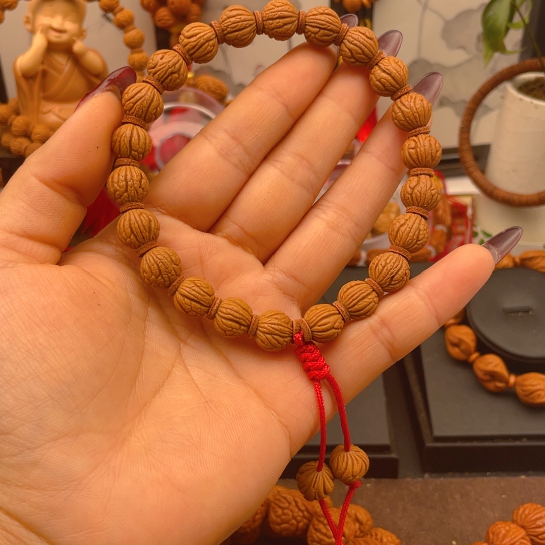 三***哥手串桃核红红火火。红红火火