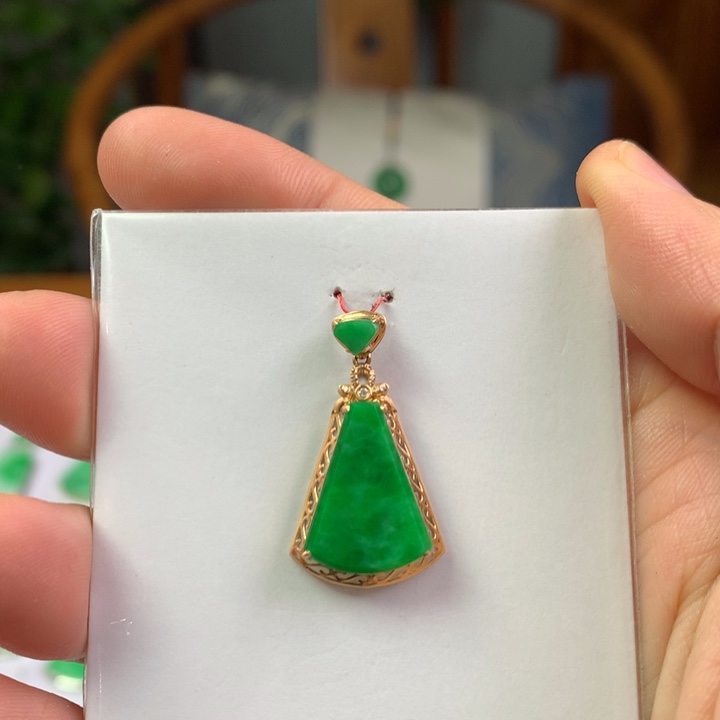 翡翠18K金镶嵌颈饰翡翠吊坠