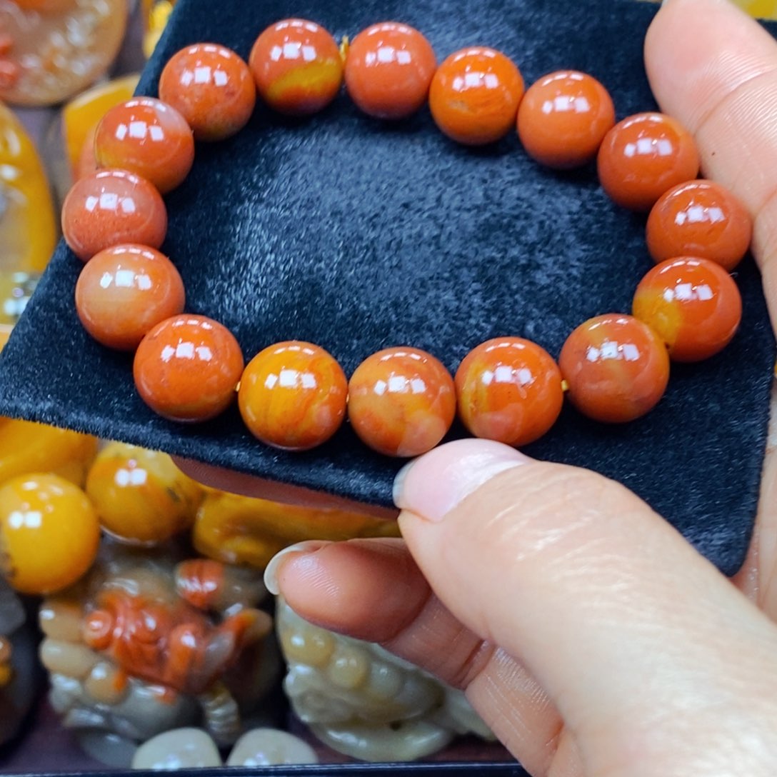 未镶嵌石英质玉（黄龙玉）颈饰