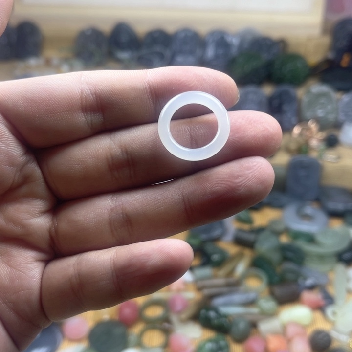 和田玉颈饰未镶嵌无*事