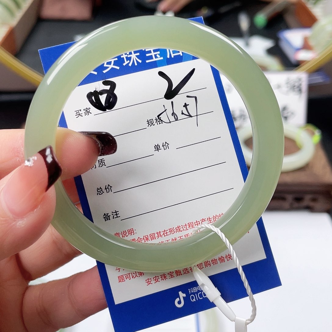 和田玉手镯未镶嵌