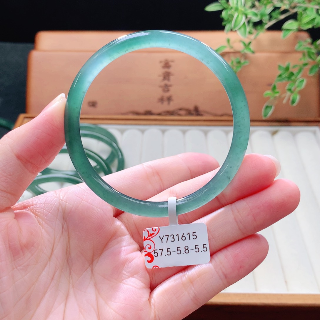 未镶嵌手镯（圆镯）翡翠