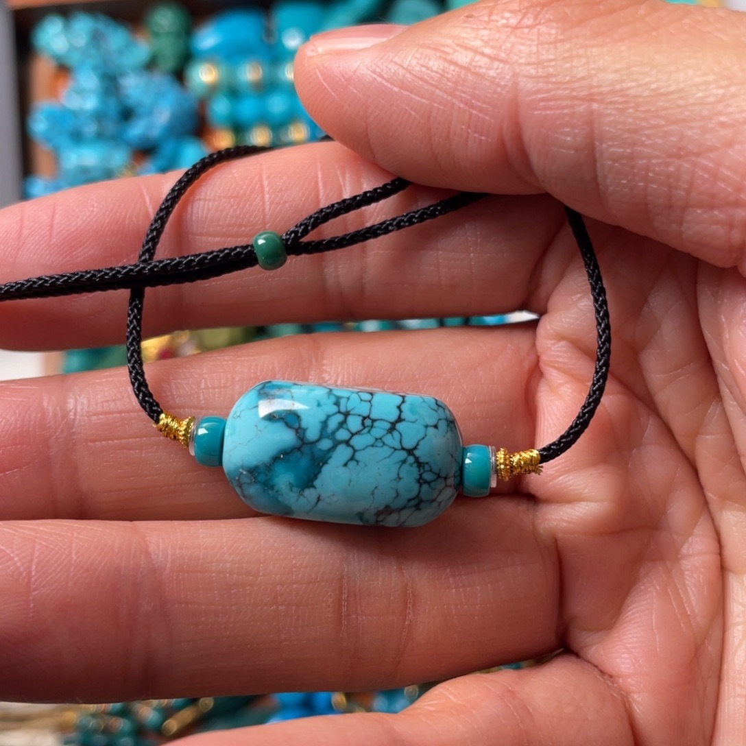 绿松石未镶嵌颈饰