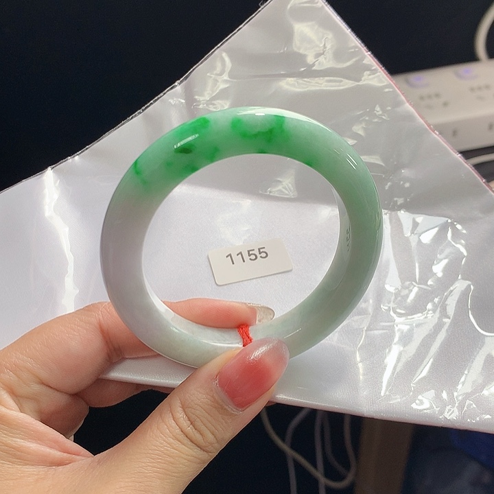 翡翠未镶嵌手镯03。