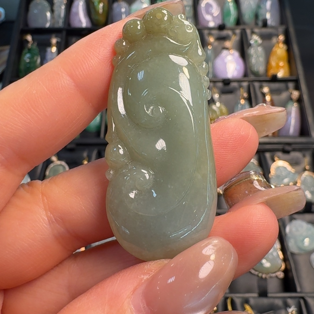 翡翠未镶嵌颈饰如意