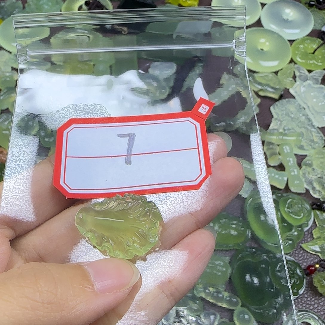 雪***微蛇纹石玉未镶嵌颈饰