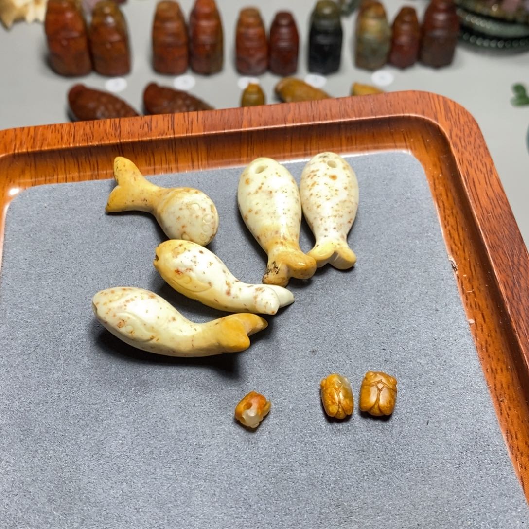 颈饰未镶嵌透闪石质玉琪**胜