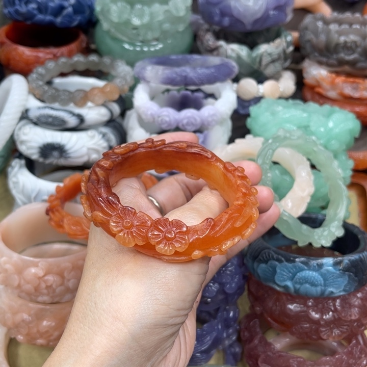 江***设石英岩玉未镶嵌手镯