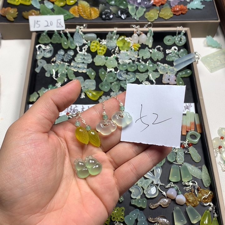 清***过蛇纹石玉合金耳钉