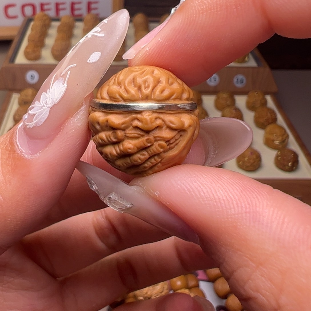 文玩核桃把件镶嵌款盲僧18左右尺寸全品有正常封口线