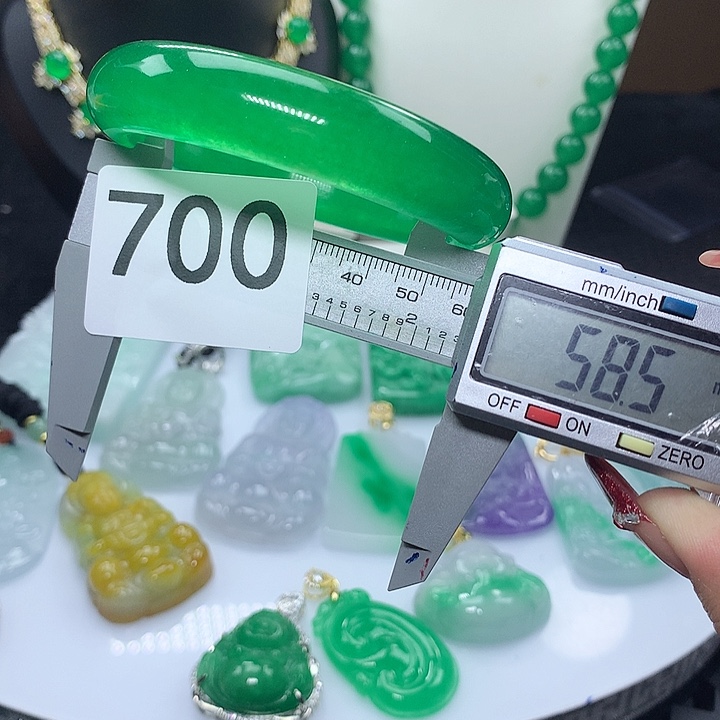 翡翠吊坠(赠链)未镶嵌