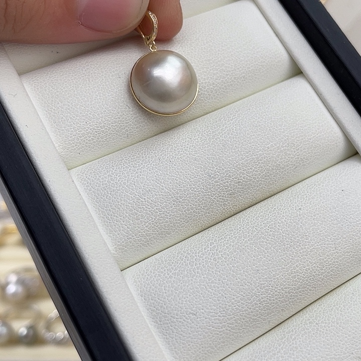 拼合珍珠（马贝珠）颈饰18K金镶嵌