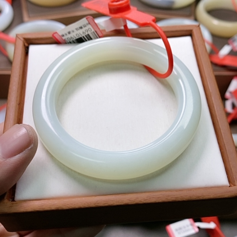 【闪购商品】未镶嵌手镯和田玉三*?