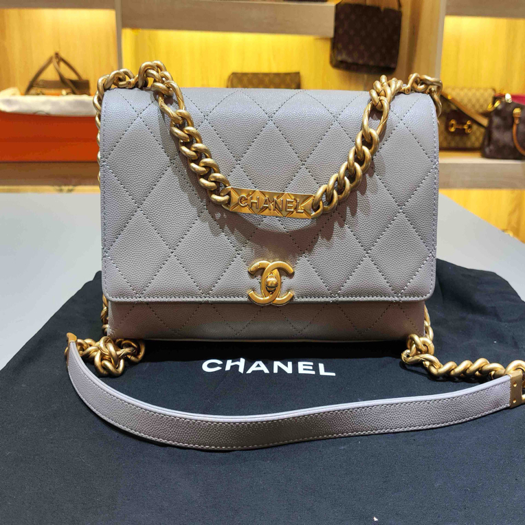 99新 Chanel/香奈儿 灰色荔枝牛皮铭牌链条包，芯片款24cm可拎可挎