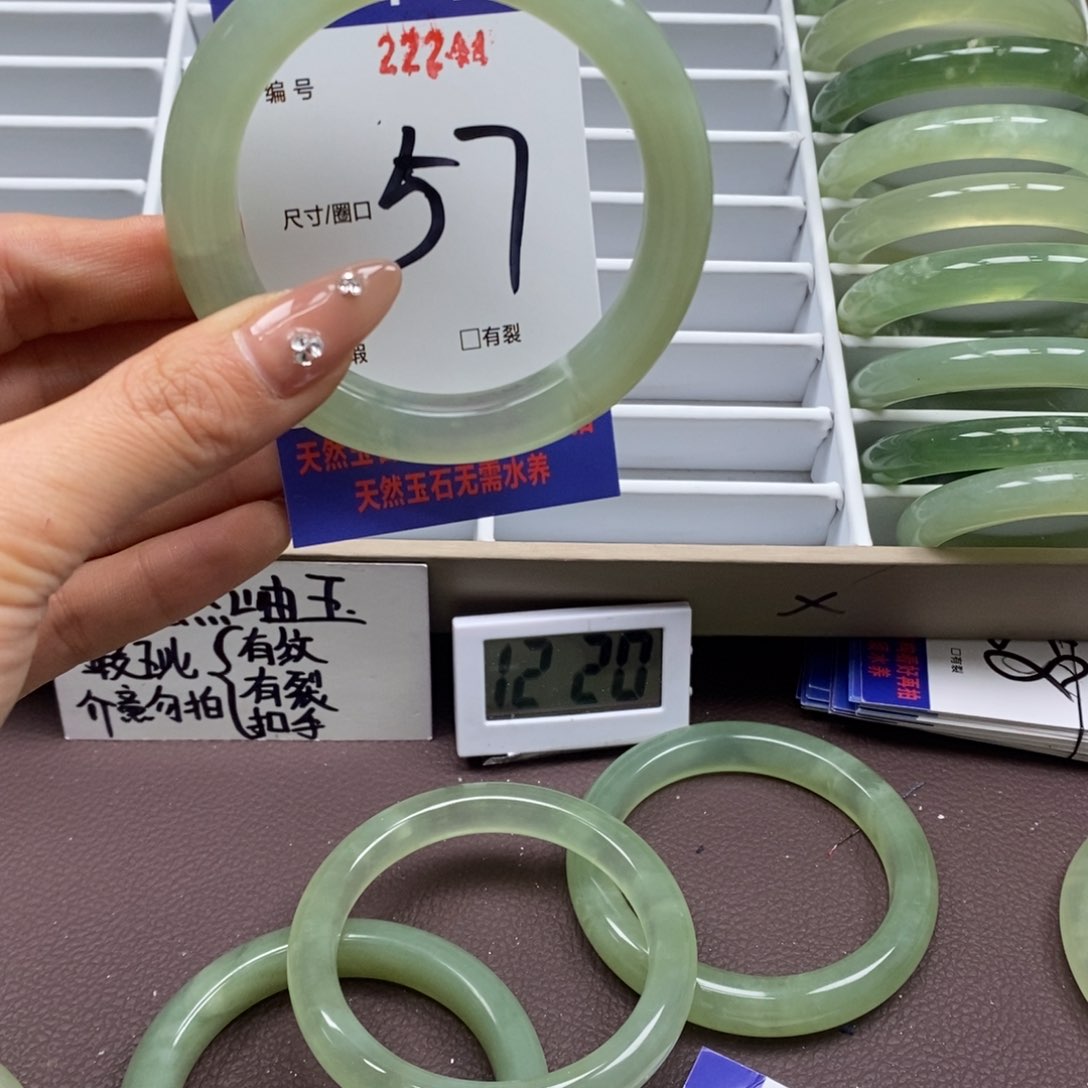 蛇纹石玉手镯未镶嵌