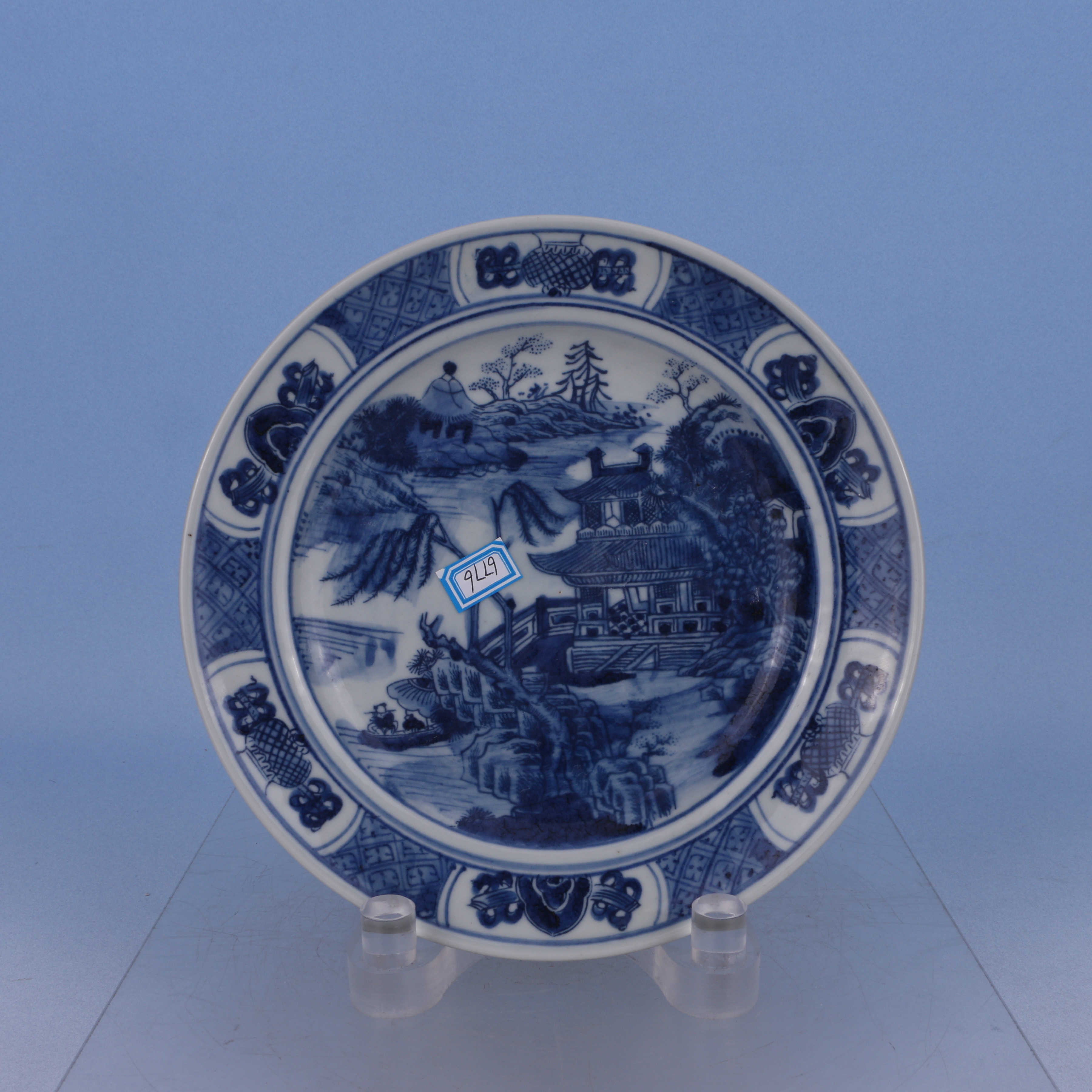 2225  清  青花亭台楼阁纹盘