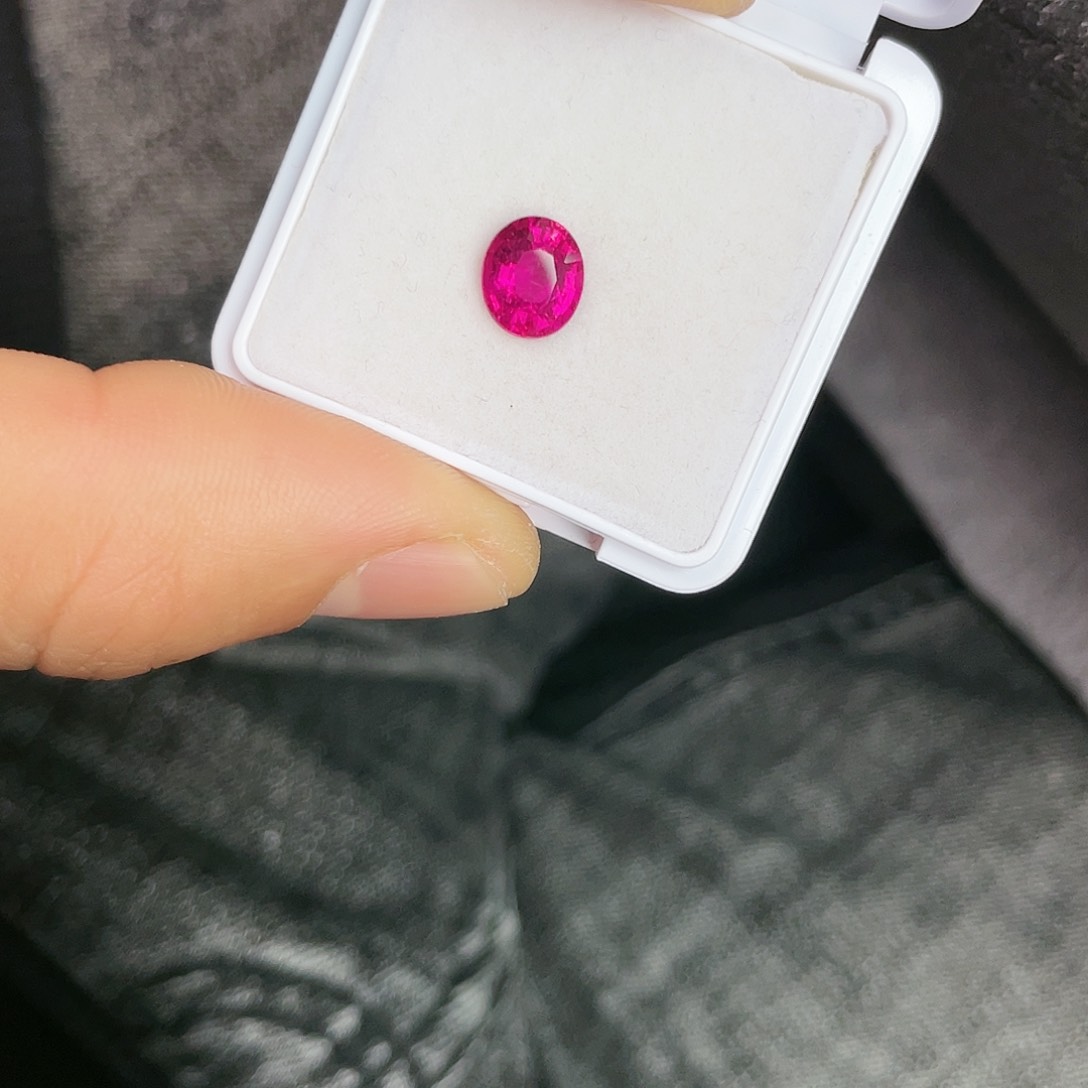 碧玺裸石未镶嵌1.68Ct。